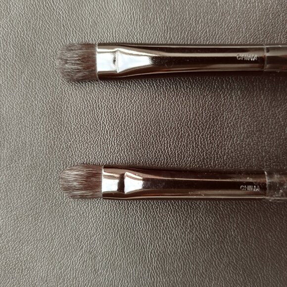 2 Lancome Precision Shadow Brushes #12 - Picture 7 of 14